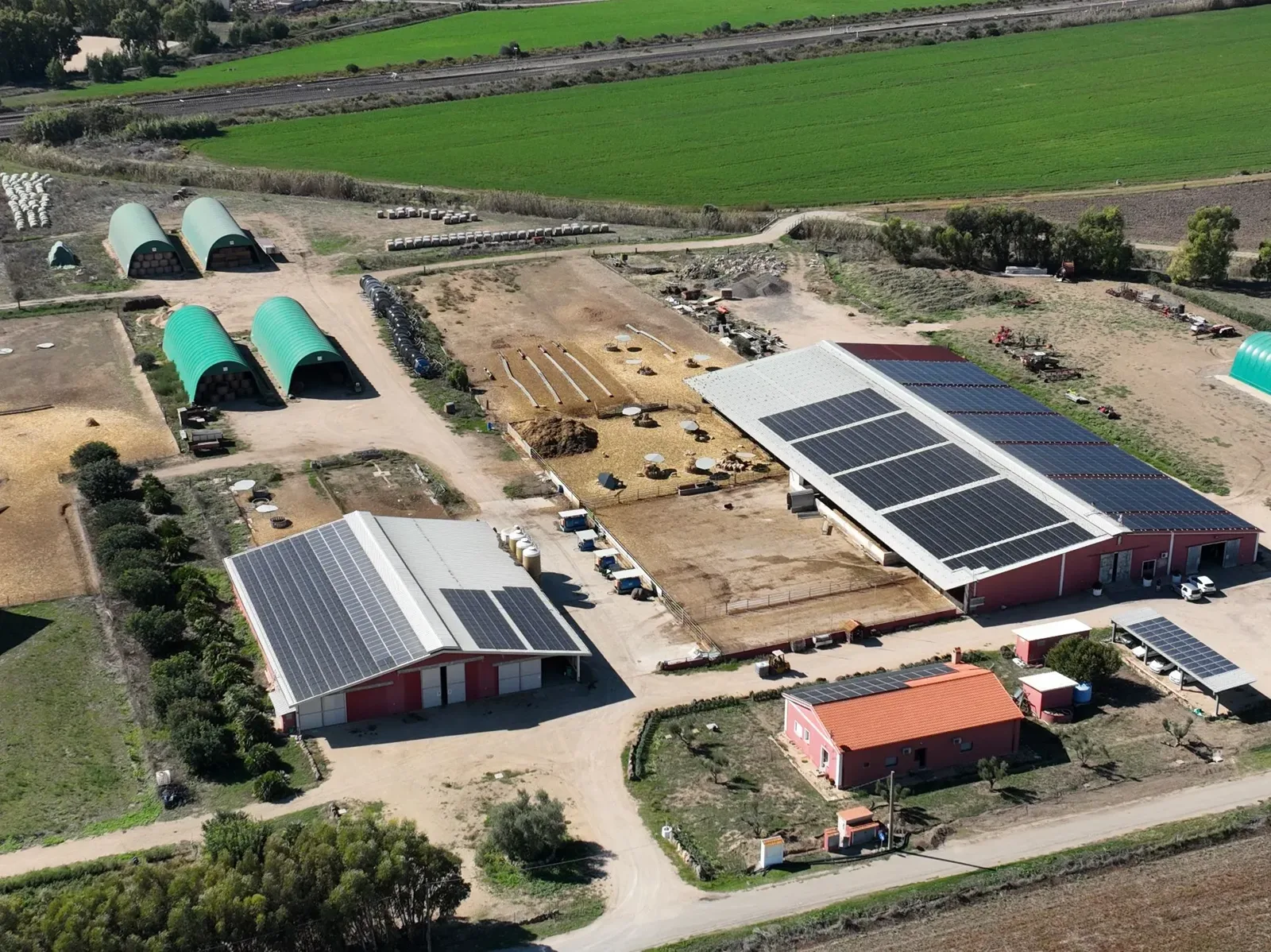 Le coperture fotovoltaiche del centro aziendale, viste dal drone
